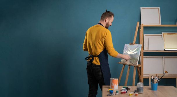 Portret artysty malującego w domu lub studio. Sztuka, kreatywność i koncepcja inspiracji. Przestrzeń kopiowania - Zdjęcie, obraz