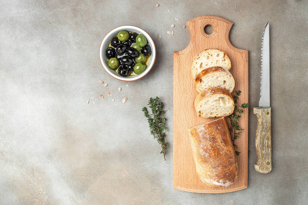 İtalyan ciabatta ekmeği, arka planda dilimler halinde kesilmiş. afiş, menü, metin için tarif yeri, üst görünüm. - Fotoğraf, Görsel