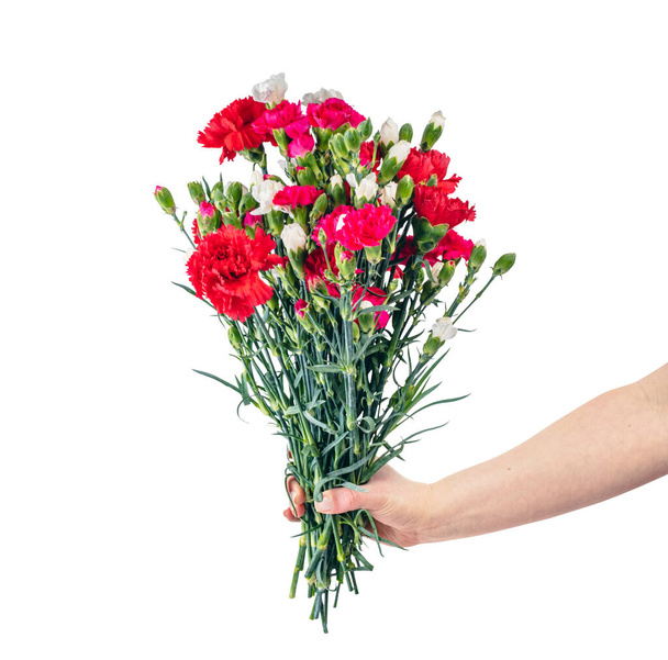 Bloemen boeket in de hand in het geven van gebaar geïsoleerd op transparante witte achtergrond. - Foto, afbeelding
