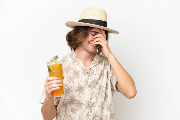 Giovane bell'uomo che tiene un cocktail isolato su sfondo bianco ridendo - Foto, immagini
