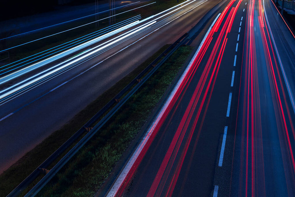 Gece karayolu trafiği ve ışık yolları. Ulaşım kavramı. - Fotoğraf, Görsel