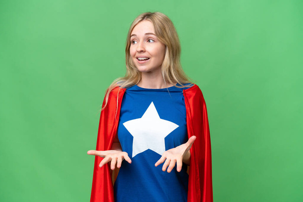 Super Hero Mujer inglesa sobre fondo aislado con expresión facial sorpresa - Foto, Imagen