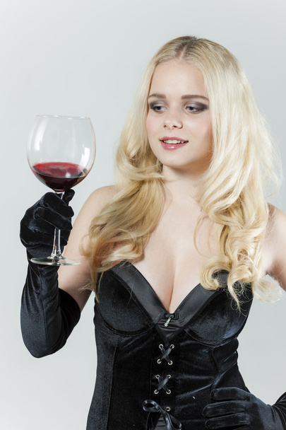 赤ワインのグラスを持つ若い女性 - 写真・画像