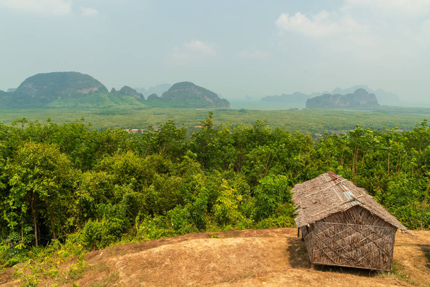Landschaft des Toh Li Aussichtspunktes, Aussichtspunkt in der Nähe von Samet Nangshe, 180-Grad-Rundumblick auf den Toh Li Aussichtspunkt, wir sehen Ban Hin Lom, den Weg hinaus zur Phang Nga Bucht. - Foto, Bild