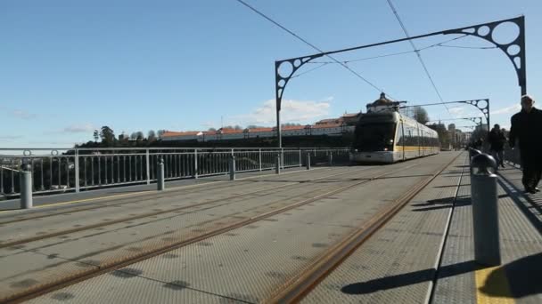 Train de métro sur le pont Dom Luis à Porto, Portugal
. - Séquence, vidéo