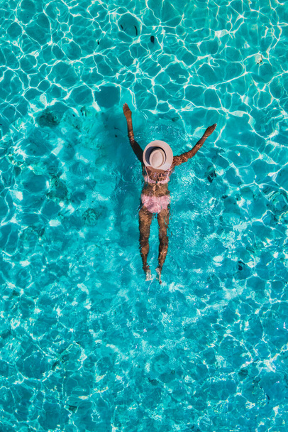 Beyaz tropikal bir plaj ve turkuaz renkli bir okyanusla Koh Kradan Adası 'nda yüzen kadınlar. Mavi okyanustaki kadınlar yukarıdan drone ile görüldüler. - Fotoğraf, Görsel