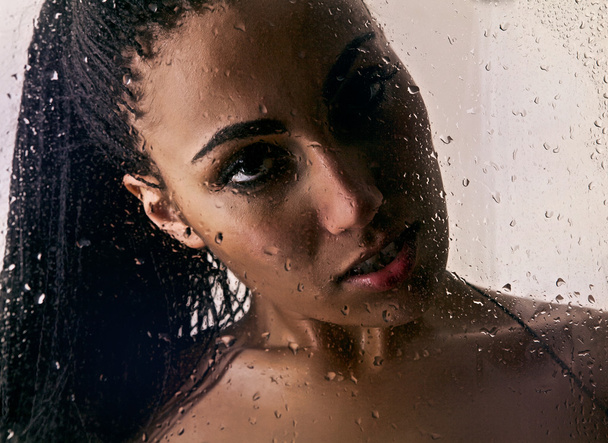 Portrait of a sexy mulatto woman under water. - Valokuva, kuva