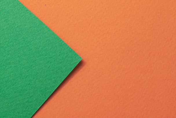 Hrubý papír kraft pozadí, textura papíru oranžové zelené barvy. Mockup s prostorem pro kopírování textu - Fotografie, Obrázek
