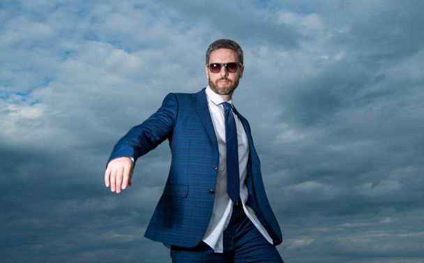 photo of mature carefree business man in suit. carefree business man in suit on sky background. carefree business man in suit outdoor. carefree business man in suit. - Photo, Image