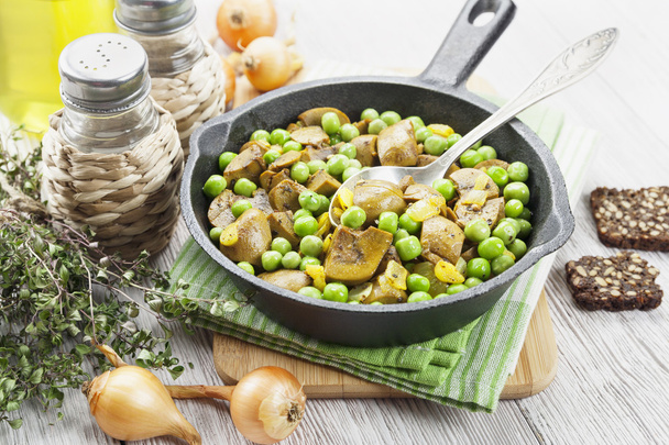 Nieren mit grünen Erbsen und Curry - Foto, Bild