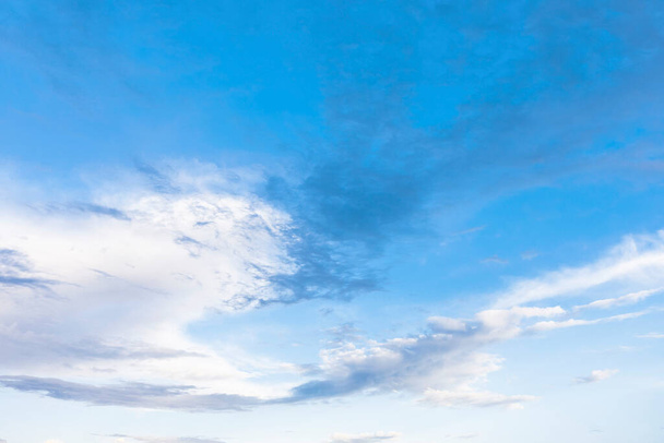 Sıcak ve güneşli bir günde çekilen sıra dışı kümülüs beyaz bulutlu mavi gökyüzü boş bir küme olarak kullanılabilir. - Fotoğraf, Görsel