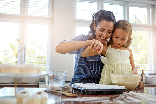 ママとの食事は楽しい。台所で母と娘がパンを焼くと - 写真・画像