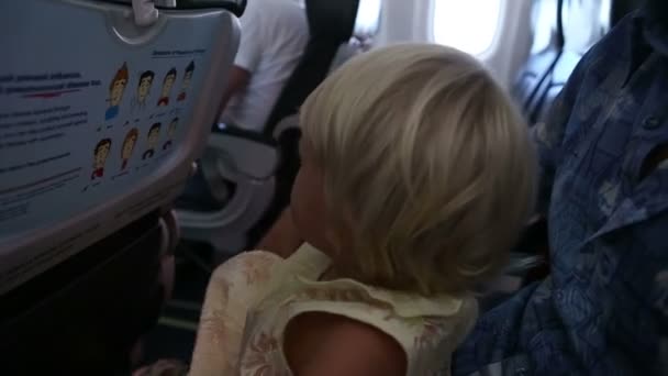 Repül a repülőgép a kis lány - Felvétel, videó