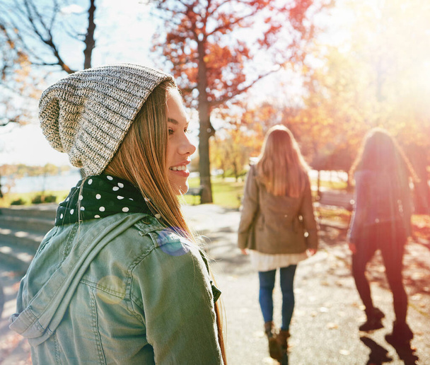Relajarme con mi gente favorita. un grupo de amigos adolescentes disfrutando de un día de otoño afuera juntos - Foto, imagen