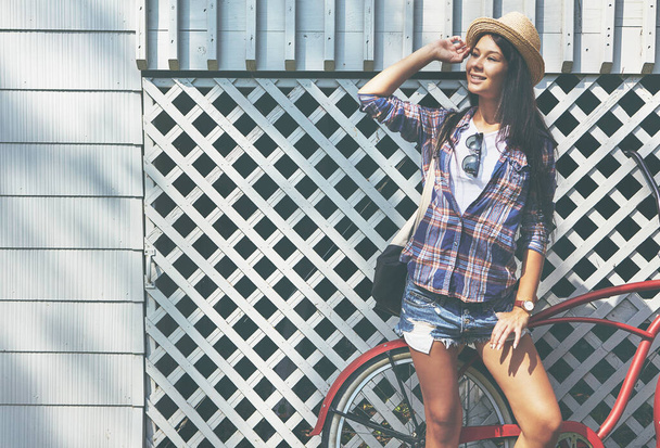 Bisikletin basit zevkleri. Parkta bisiklete binen güzel bir genç kadın. - Fotoğraf, Görsel