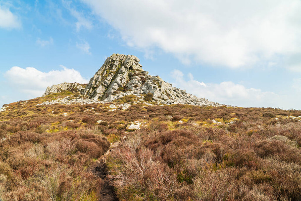 Μια άποψη του Cranberry Rock στο Stiperstones Nature Reserve στο Shropshire, Ηνωμένο Βασίλειο. Μια κορυφογραμμή Quartzite δημιουργήθηκε κατά την τελευταία εποχή των παγετώνων 480 εκατομμύρια χρόνια πριν - Φωτογραφία, εικόνα