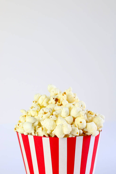 Tasty salted popcorn background. Cinema, movies and entertainment concept. Copy space. - Foto, Bild