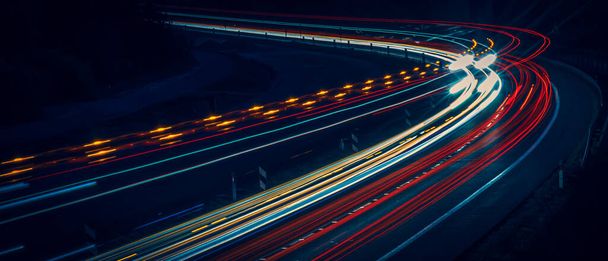 luci di automobili che guidano di notte. lunga esposizione - Foto, immagini