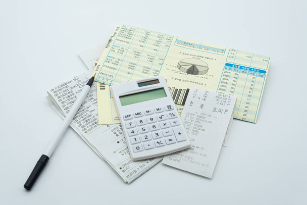 Adóügyi koncepció különböző közüzemi számlákkal és bevételekkel - Fotó, kép