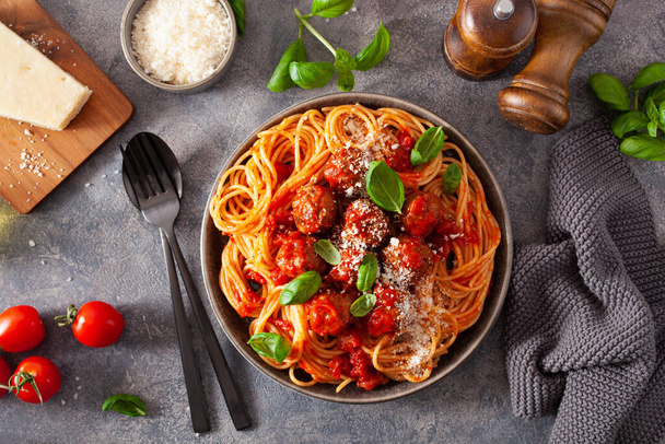 Spaghetti mit Frikadellen und Tomatensauce, italienische Pasta - Foto, Bild