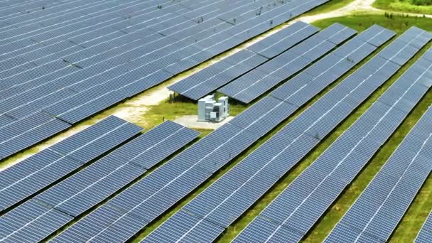 Vista aerea di grande centrale elettrica sostenibile con filari di pannelli fotovoltaici solari per la produzione di energia elettrica pulita. Concetto di energia elettrica rinnovabile a emissioni zero. - Filmati, video