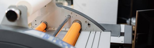 professzionális nyomtatás plotter papír tekercs nyomtatási központ, banner  - Fotó, kép