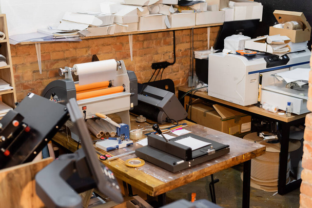 recortadora de papel moderna y máquina profesional de plotter de impresión en el centro de impresión  - Foto, imagen