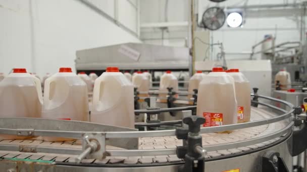 Suuret gallonat etikkaa tuotantolaitoksessa - Materiaali, video