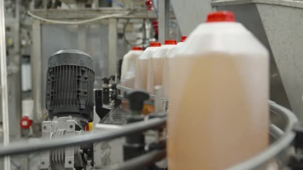 Grandes galones de vinagre en una planta de producción - Imágenes, Vídeo