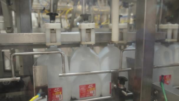 Suuret gallonat etikkaa tuotantolaitoksessa - Materiaali, video