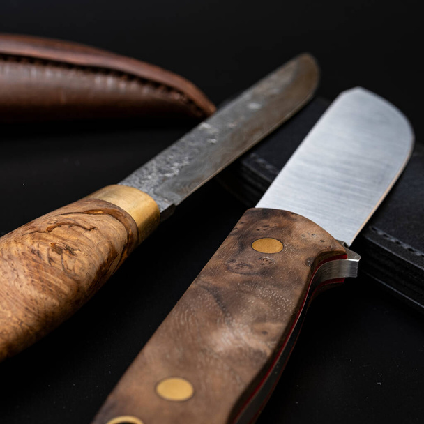 Damaškové ocelové nože na černém pozadí. Kuchyňské nože. pozadí s japonským nožem. Sada japonských damašských ocelových nožů. Nápis - Fotografie, Obrázek