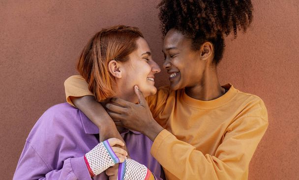 lesbisch paar met tedere momenten outdoor - Lgbt en liefde relatie concept - Foto, afbeelding
