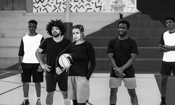 Grupo de pessoas multirraciais se divertindo jogando basquete ao ar livre - conceito de estilo de vida esporte urbano - Edição em preto e branco - Foto, Imagem
