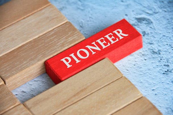 Vista superior do texto Pioneer em blocos de madeira de cor vermelha. - Foto, Imagem