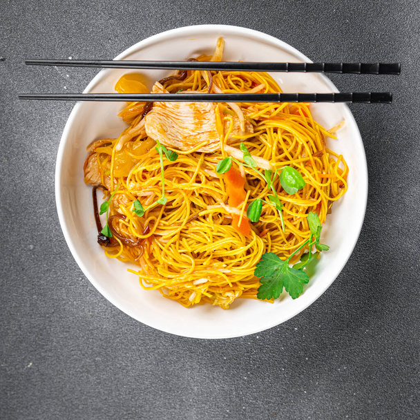 κοτόπουλο noodles λαχανικών, κρέας γεύμα σνακ στο τραπέζι αντίγραφο χώρο τροφίμων φόντο ρουστίκ πάνω όψη - Φωτογραφία, εικόνα