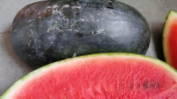 Filmagem de fatias vermelhas de frutas de melancia cortadas durante o dia nos verões. Melancia é rica em vitaminas. - Filmagem, Vídeo