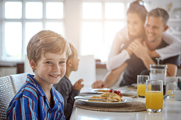 Jedzenie razem jest bardzo ważne dla naszej rodziny. rodzina jedząca razem śniadanie - Zdjęcie, obraz
