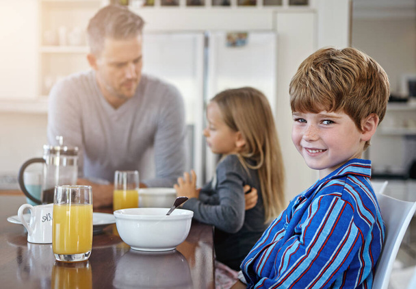 朝食は家族と一緒に食べるのが一番です。家で家族と朝食を共にした少年の肖像画 - 写真・画像
