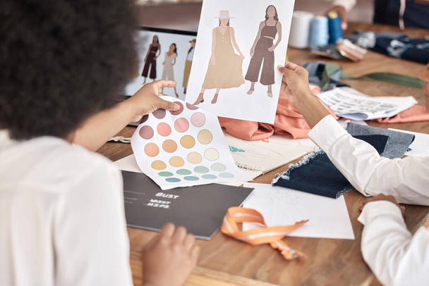 Moda, tasarım eskizi ve proje, illüstrasyon ya da ofis masasındaki kağıt üzerinde takım çalışması. Yaratıcı kadınlar, eller ve takım çalışması kıyafet fikri için bir tasarım, tartışma ve çizim üzerine. - Fotoğraf, Görsel