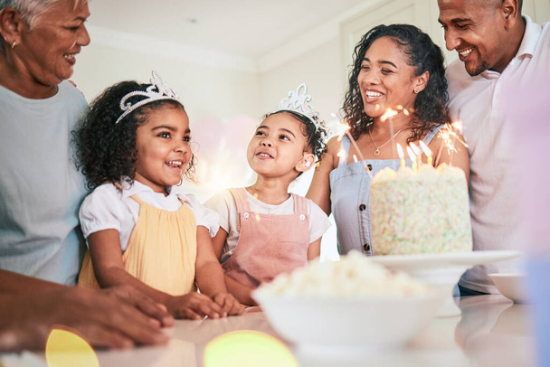 Pessoas cantando feliz aniversário, família sorrir com celebração e bolo na festa com gerações em casa. Celebre, em conjunto com sobremesa, felicidade e avó com pais e filhos. - Foto, Imagem