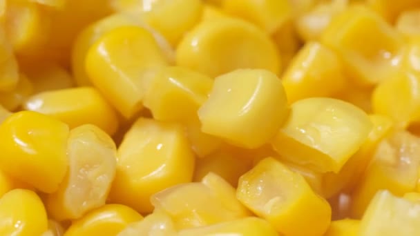 Makró videó kukoricamagokról, amint körbe forognak. A főtt kukorica közelsége. - Felvétel, videó
