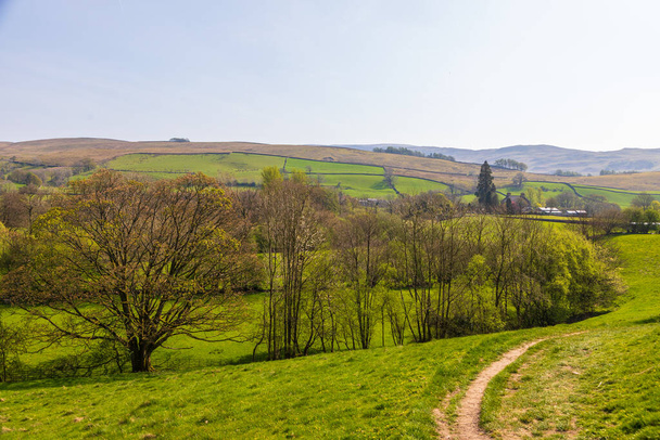 Widok na zielone wzgórza w Yorkshire Dales, Sedbergh, Kumbria. Krajobraz wiejski, północne Zjednoczone Królestwo. - Zdjęcie, obraz
