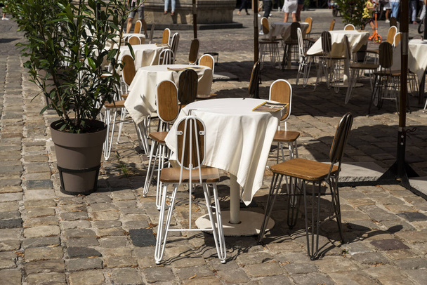 mesas e cadeiras, mobiliário de exterior para restaurantes em um dia ensolarado - Foto, Imagem
