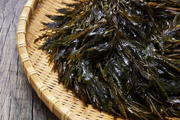 Algas japonesas deliciosas, Akamoku (Sargassum Horneri) en una bandeja de bambú, sin cocer - Foto, imagen