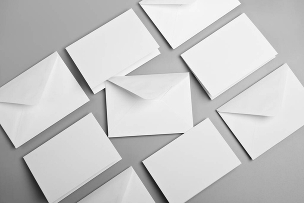 Tarjetas blancas en blanco con plantilla de maqueta de sobre - Foto, imagen