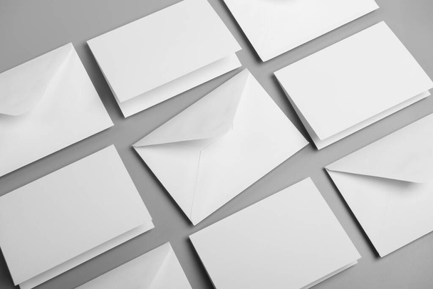 Cartões brancos em branco com modelo de mockup envelope - Foto, Imagem