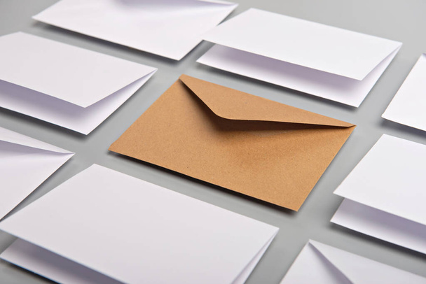 envelopes brancos e cartões postais e um envelope de artesanato na mesa - Foto, Imagem