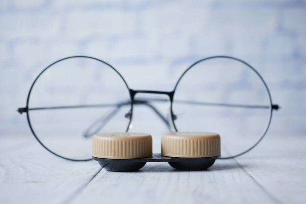 detail kontaktní čočky a brýle na stole , - Fotografie, Obrázek