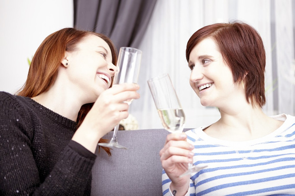 дві молоді дівчата з шампанським
 - Фото, зображення