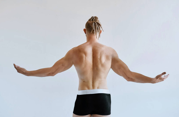 Hezký bělošský atletický mladík ve spodním prádle. Fitness, bodybilding  - Fotografie, Obrázek